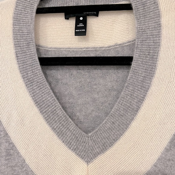 Aqua Bloomingdale’s 100% cashmere sweater. - Picture 5 of 5